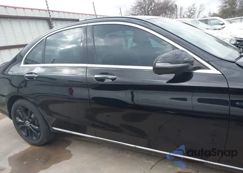 2017 Mercedes-Benz C 300 4Matic z USA, uszkodzony, nr VIN 55SWF4KB9HU229898